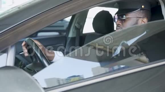 司机坐在车上侧窗向下非裔美国人微笑服务视频的预览图