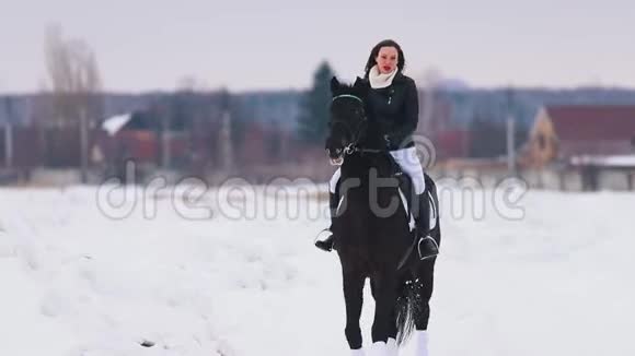 一位留着长发和红口红的年轻女子骑着马在村子里视频的预览图