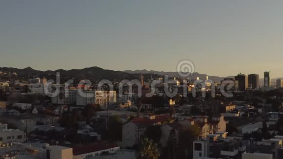 日出时加州好莱坞的空中全景拍摄视频的预览图