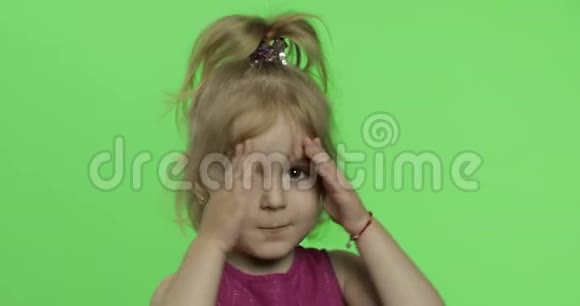 穿紫色衣服的儿童肖像用手和雕塑遮住她的脸色度键视频的预览图