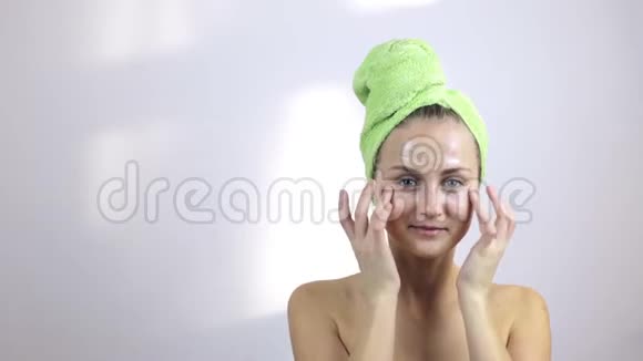 洗完澡后给她脸上抹奶油视频的预览图