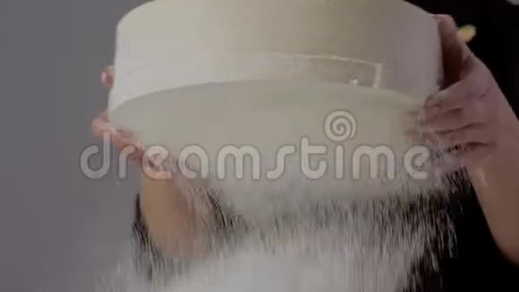 糖果师通过筛子筛出白色面粉女人们用筛子筛面粉来烘烤视频的预览图