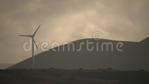带有风力发电机的单色视图视频的预览图