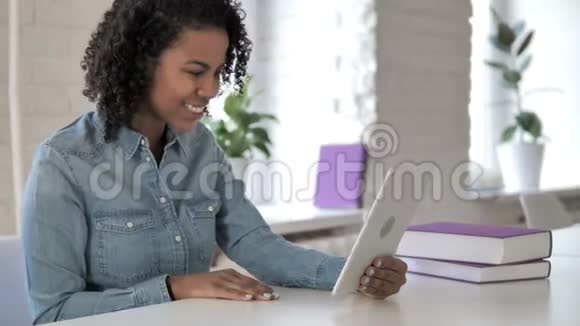 非洲女孩在餐桌上的在线视频聊天视频的预览图
