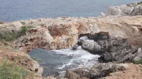 塞浦路斯地中海波浪在希腊角的岩石上破碎视频的预览图