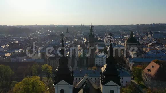 乌克兰利沃夫老城区中部圣米哈伊教堂空中录像视频的预览图