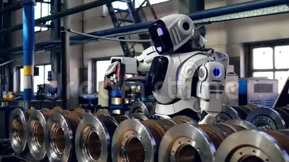金属元素是由机器人机器人钻出来的视频的预览图