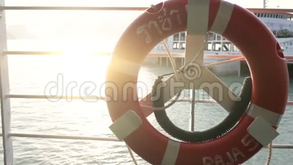 渡船甲板上的救生圈和救生衣船舶上的救援设备浮标和应急背心视频的预览图