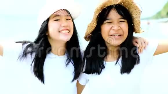 两个亚洲少年幸福情感的托西笑脸视频的预览图