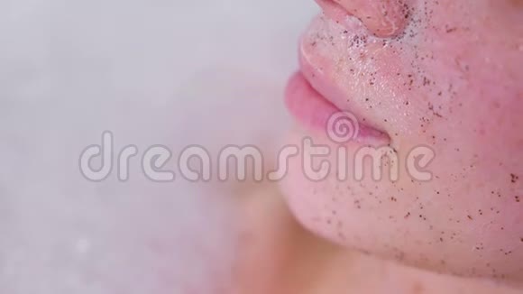 擦在女人脸上嘴唇特写女人在洗澡视频的预览图