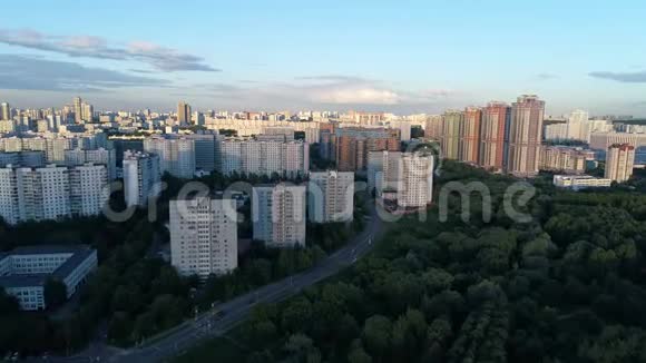 日落时从公园俯瞰现代建筑视频的预览图