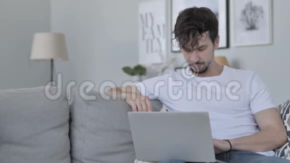 放松年轻人在笔记本电脑上的在线视频聊天视频的预览图