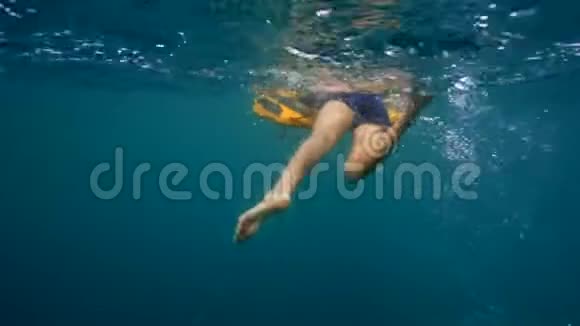 冲浪游泳脚运动慢动作海洋视频的预览图