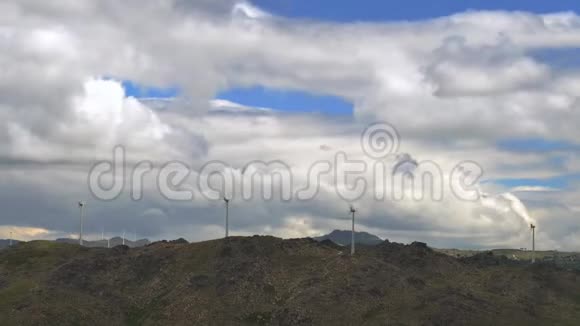 葡萄牙东北部一个山脉顶部的水平AXIS风力涡轮机的时间推移可再生能源视频的预览图
