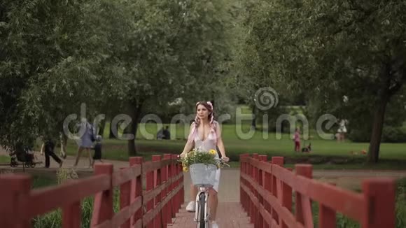 可爱的女人和卡尼肯斯骑自行车视频的预览图