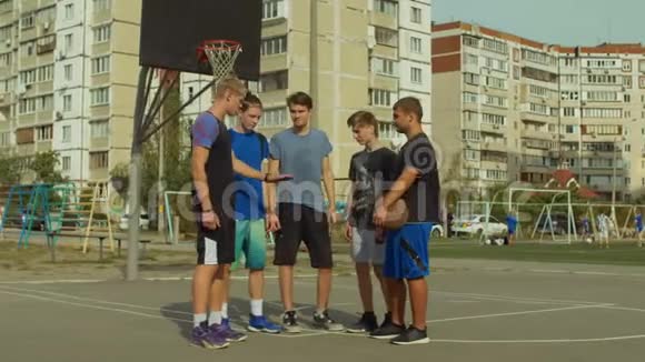 一队篮球运动员把手放在球场上视频的预览图