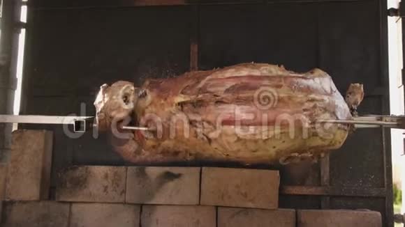 餐馆里的厨师准备了一只开胃的烤羊肉吐着一口脆皮腿羊肉煎肉吐口水视频的预览图