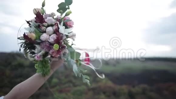 新娘捧着美丽的鲜花玫瑰花束和礼物视频的预览图