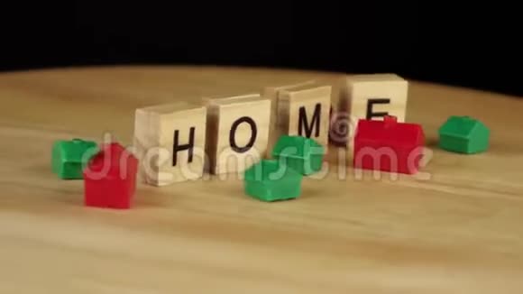 刻在碑上的木立方体房屋旋转360度有红色和绿色的微型房屋视频的预览图
