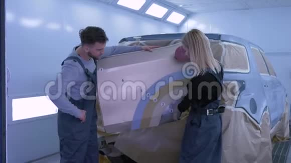汽车油漆汽车机械修理工男女在修理过程中选择颜色油漆车辆视频的预览图