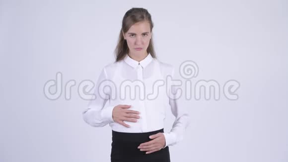 年轻迷茫的怀孕女商人耸肩视频的预览图