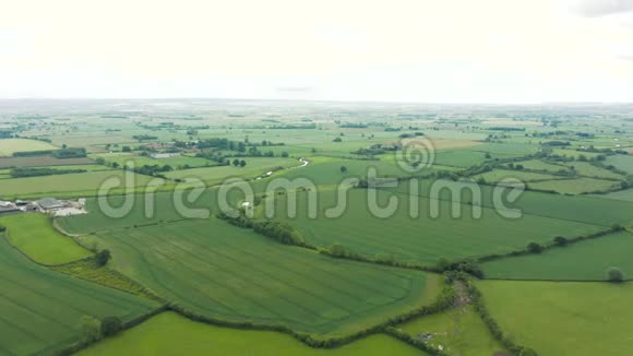 英国北约克郡英国乡村周围一个平底锅的空中4K镜头视频的预览图
