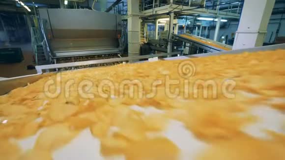 工业机器正在运送马铃薯零食视频的预览图