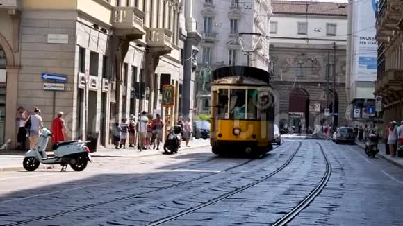 米兰电车列车无轨电车为游客和当地人提供清洁方便和环保的方式视频的预览图