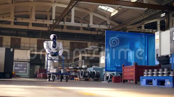 大规模机器人正在运送一辆手推车穿过工厂视频的预览图