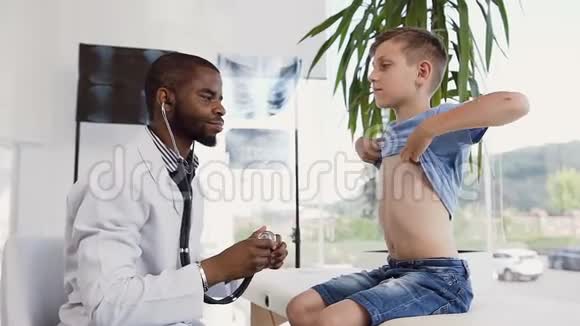 男医生用听诊器听小男孩的心跳视频的预览图