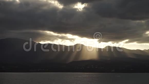 戏剧性的日落和美丽的光线在山上的海洋瓜德罗普岛视频的预览图