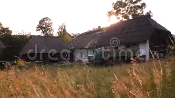 农村老房子美丽庭院喀尔巴阡山脉乌克兰有房子的村户有稳定的卡车视频的预览图