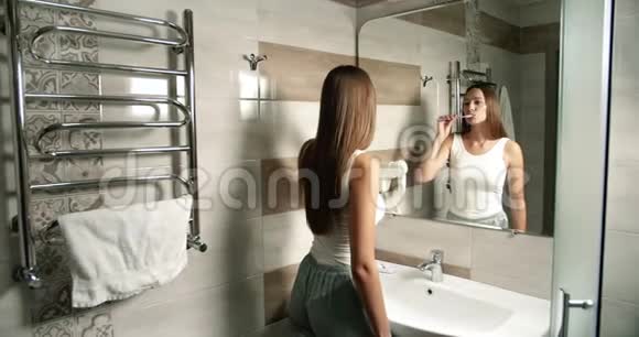 女人在浴室清洁牙齿视频的预览图