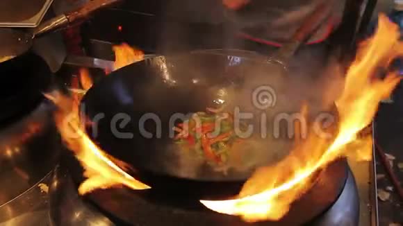 神奇的烹饪技巧明火煮炒菜亚洲美食节视频的预览图