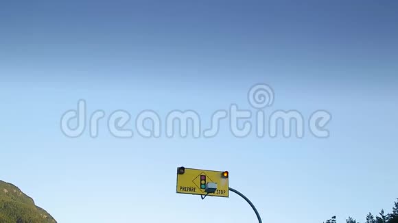 一盏黄色的闪光灯准备停止公路标志高清视频的预览图