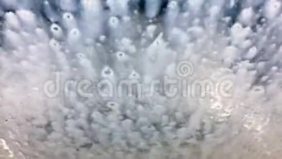 白色液体排出玻璃切削液是一种专门为金属加工而设计的冷却剂和润滑剂视频的预览图