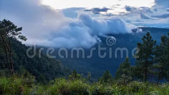 日落时分云流过被雨林覆盖的山脉视频的预览图