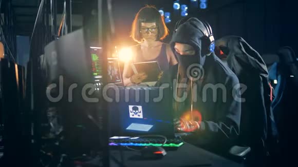 一名女性和一名男性黑客正在侵入服务器视频的预览图