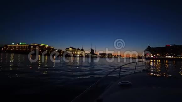 俄罗斯圣彼得堡市中心河上有客船纽瓦河上的奥罗拉巡洋舰视频的预览图