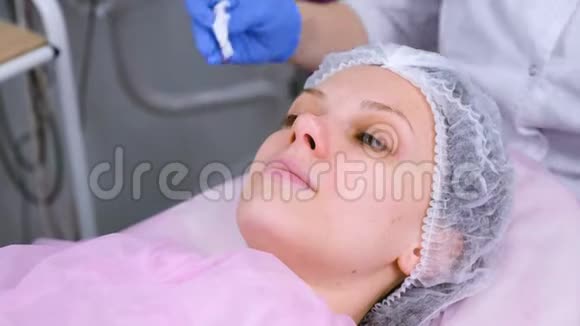 美容师用棉垫洗女人脸准备清洗脸视频的预览图
