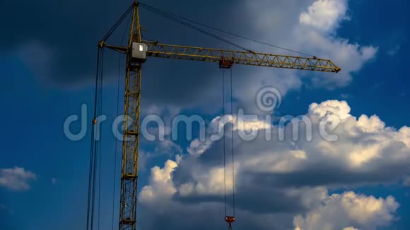 黄色建筑起重机在蓝天上工作云层时间流逝视频的预览图