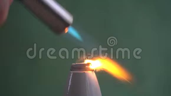在燃气燃烧器上燃烧一块金属视频的预览图