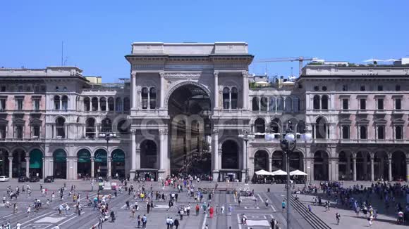 意大利隆巴迪米兰迪奥广场VittorioEmanueleII酒店繁忙入口的高透水景观视频的预览图