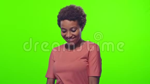 肖像欢快的非裔美国年轻女子带着礼品盒欢乐地跳舞视频的预览图