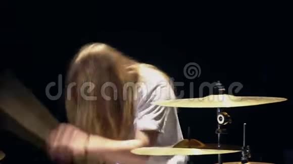 鼓手在俱乐部击鼓在摇滚音乐会上关闭鼓手演奏鼓板视频的预览图