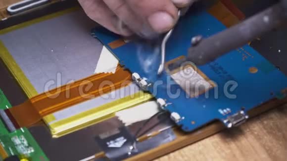 专业焊料和修理损坏的电子设备仔细地进行特写视频的预览图