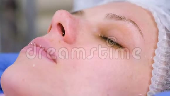 美容师用化妆棉洗女人脸洗洗脸视频的预览图