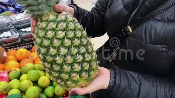 近距离拍摄女性手选新鲜菠萝视频的预览图
