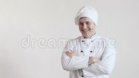 白皮肤的厨师长穿着厨师的衣服腰深在一间明亮的房间里双臂交叉在胸前向前看着视频的预览图