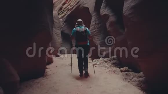徒步旅行徒步旅行在深槽峡谷的河床与橙色平滑的岩石在乌萨视频的预览图
